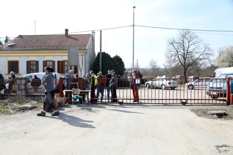 Prosvjed u Petrinji: Građani traže da im se podijeli građevinski materijal koji je doniran nakon potresa