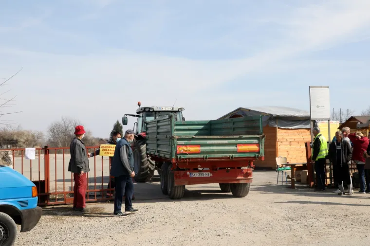 Prosvjed u Petrinji: Građani traže da im se podijeli građevinski materijal koji je doniran nakon potresa