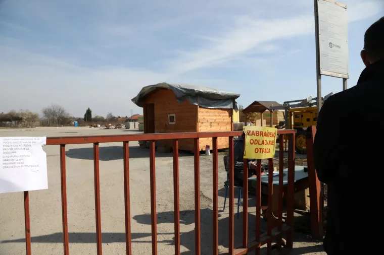 Prosvjed u Petrinji: Građani traže da im se podijeli građevinski materijal koji je doniran nakon potresa