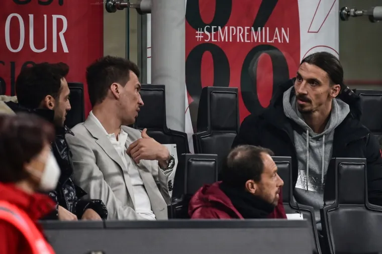 MANDŽUKIĆ I IBRAHIMOVIĆ IZ LOŽE GLEDAJU UTAKMICU MILANA: Napadači Milana snimljeni u ugodnom razgovoru