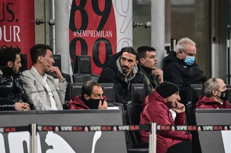 MANDŽUKIĆ I IBRAHIMOVIĆ IZ LOŽE GLEDAJU UTAKMICU MILANA: Napadači Milana snimljeni u ugodnom razgovoru