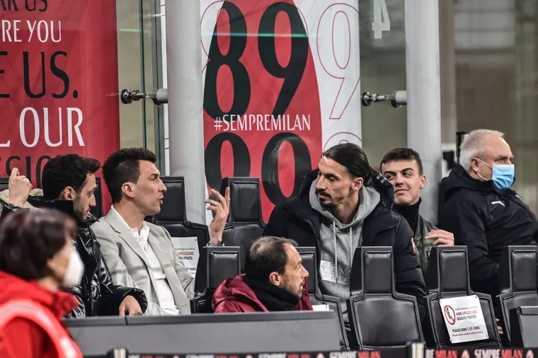 MANDŽUKIĆ I IBRAHIMOVIĆ IZ LOŽE GLEDAJU UTAKMICU MILANA: Napadači Milana snimljeni u ugodnom razgovoru
