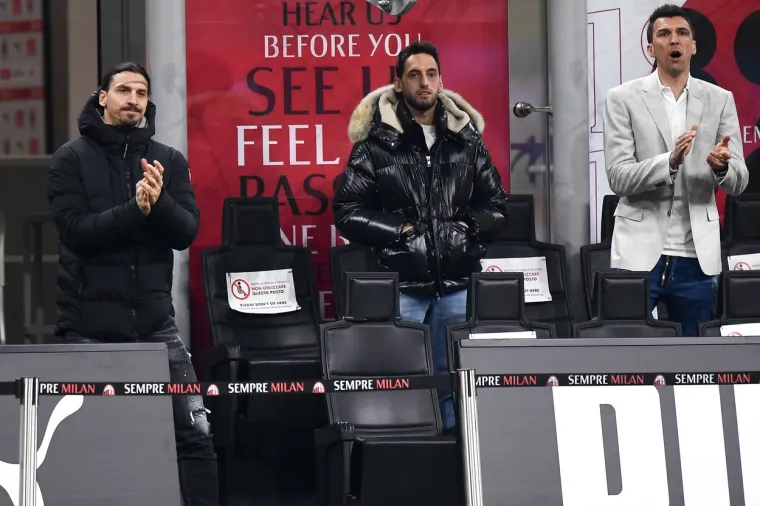 MANDŽUKIĆ I IBRAHIMOVIĆ IZ LOŽE GLEDAJU UTAKMICU MILANA: Napadači Milana snimljeni u ugodnom razgovoru