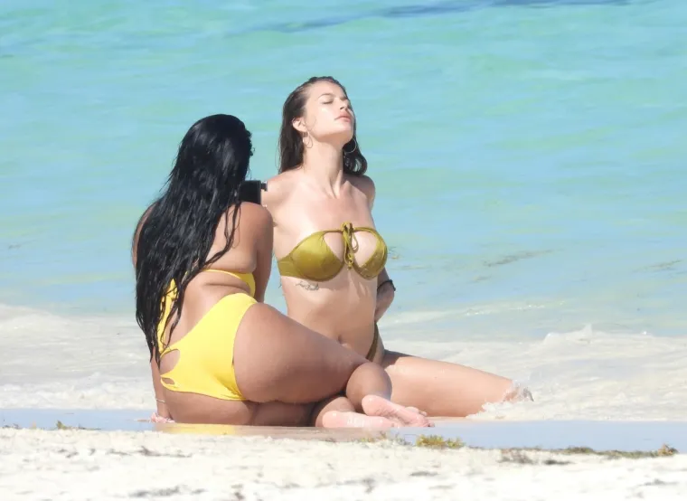 PROCURILE VRUĆE FOTOGRAFIJE: Ronaldova biv&scaron;a djevojka u dru&scaron;tvu poznate glumice mamila uzdahe na plaži