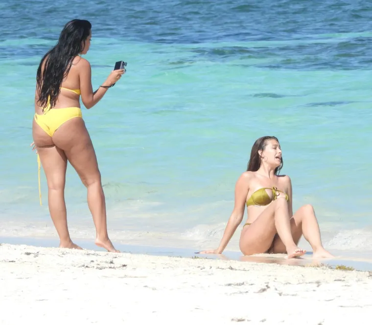 PROCURILE VRUĆE FOTOGRAFIJE: Ronaldova biv&scaron;a djevojka u dru&scaron;tvu poznate glumice mamila uzdahe na plaži