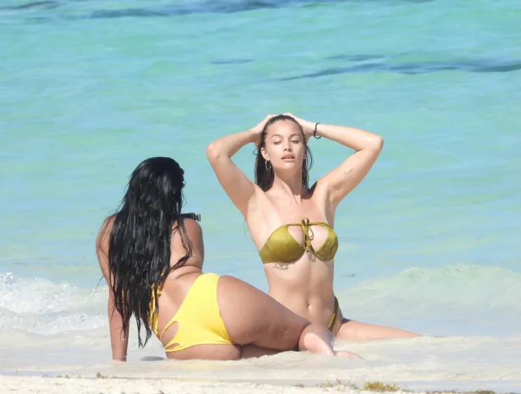 PROCURILE VRUĆE FOTOGRAFIJE: Ronaldova biv&scaron;a djevojka u dru&scaron;tvu poznate glumice mamila uzdahe na plaži