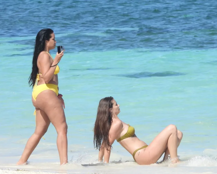 PROCURILE VRUĆE FOTOGRAFIJE: Ronaldova biv&scaron;a djevojka u dru&scaron;tvu poznate glumice mamila uzdahe na plaži