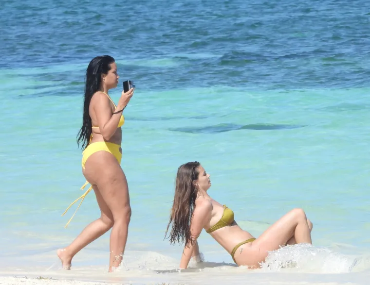 PROCURILE VRUĆE FOTOGRAFIJE: Ronaldova biv&scaron;a djevojka u dru&scaron;tvu poznate glumice mamila uzdahe na plaži