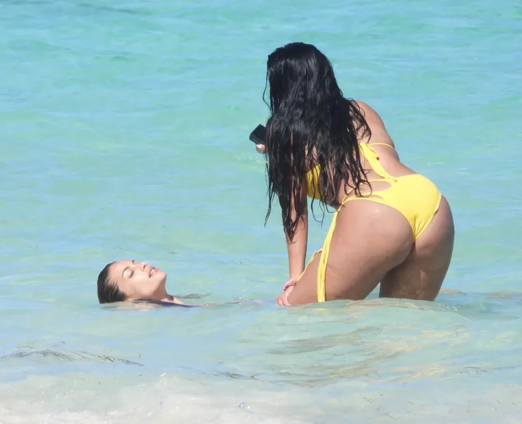 PROCURILE VRUĆE FOTOGRAFIJE: Ronaldova biv&scaron;a djevojka u dru&scaron;tvu poznate glumice mamila uzdahe na plaži