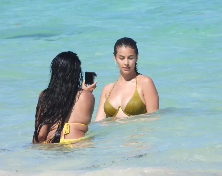 PROCURILE VRUĆE FOTOGRAFIJE: Ronaldova biv&scaron;a djevojka u dru&scaron;tvu poznate glumice mamila uzdahe na plaži