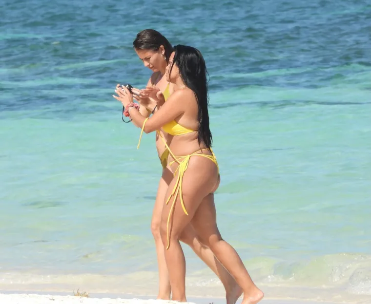 PROCURILE VRUĆE FOTOGRAFIJE: Ronaldova biv&scaron;a djevojka u dru&scaron;tvu poznate glumice mamila uzdahe na plaži