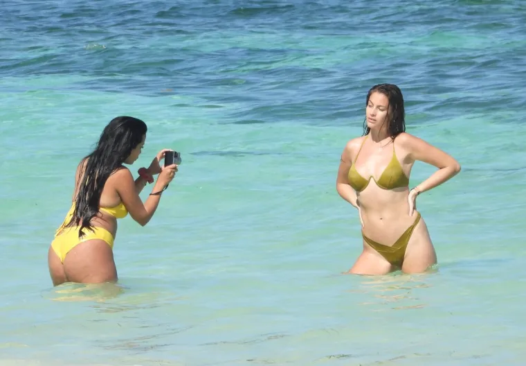 PROCURILE VRUĆE FOTOGRAFIJE: Ronaldova biv&scaron;a djevojka u dru&scaron;tvu poznate glumice mamila uzdahe na plaži