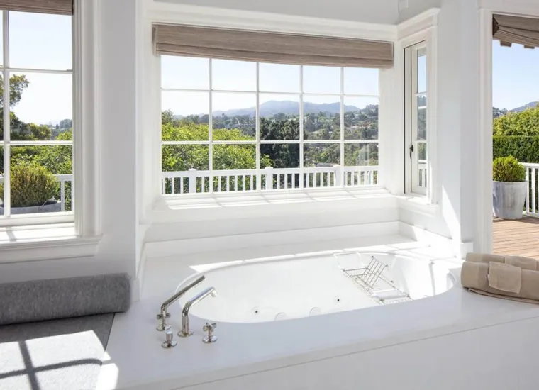 Kuća ima oko 900 kvadrata, &scaron;est spavaćih soba i sedam kupaonica. Foto: Profimedia