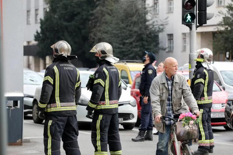 Prizori kao iz akcijskih filmova: Pogledajte kako je izgledalo opsadno stanje u zgradi u kojoj živi Grabar-Kitarović