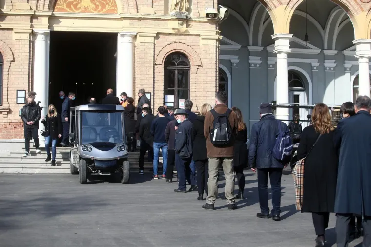 Kolona ispred Mirogoja.