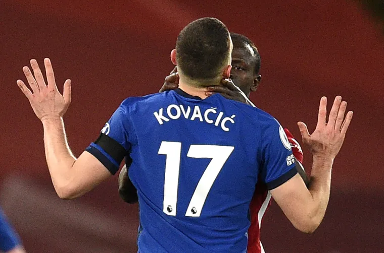 U derbiju 27. kola Engleske lige Chelsea je slavio u gostima kod Liverpoola s 1-0 i probio se na četvrto mjesto.   Pogodak vrijedan pobjede za londonsku momčad je postigao Mason Mount na dodavanje Kantea u 42. minuti. Mateo Kovačić ušao je u igru u 81. minuti, a u 88. je došao pod povećalo. Naime, hrvatski veznjak htio je izbiti loptu, ali ona je na kraju  pogodila Manea u glavu dok je ležao na travnjaku. Senegalac mu se nakon toga unio u lice iako mu je Vatreni ispričavao. Međutim, Kovačić se nije povukao, ali je na kraju sve završilo prilično mirno.