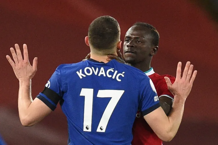 RUŽNA SCENA NA ANFIELDU: Kovačić loptom u glavu pogodio Manea, zvijezda Liverpoola zgrabila ga za vrat