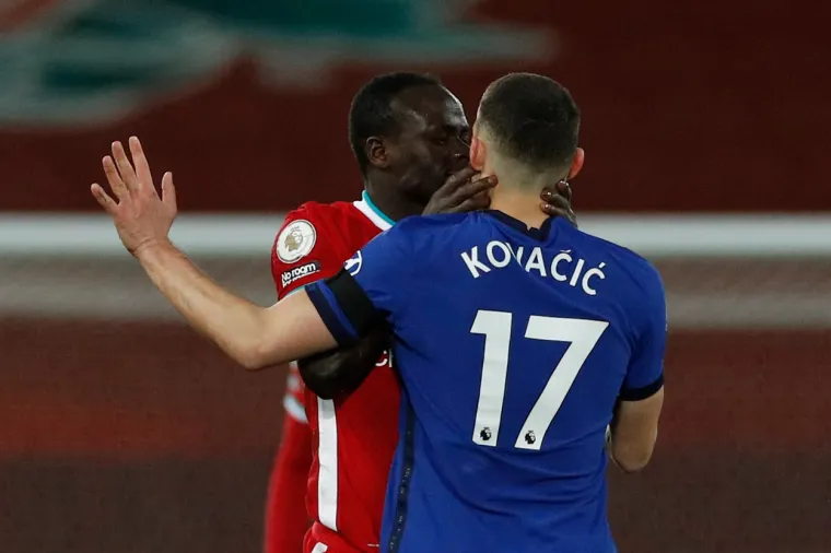 RUŽNA SCENA NA ANFIELDU: Kovačić loptom u glavu pogodio Manea, zvijezda Liverpoola zgrabila ga za vrat