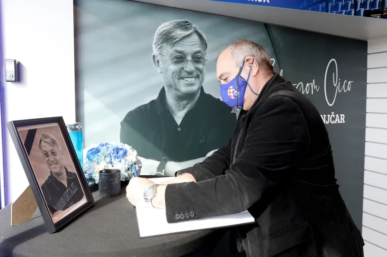 Knjiga je izložena u Dinamovom fan shopu na stadionu Maksimir i bit će dostupna svima zainteresiranima koji žele upisati svoj posljednji pozdrav legendi Dinama. Knjiga će nakon toga biti predana obitelji Kranjčar.
Photo: Patrik Macek/PIXSELL