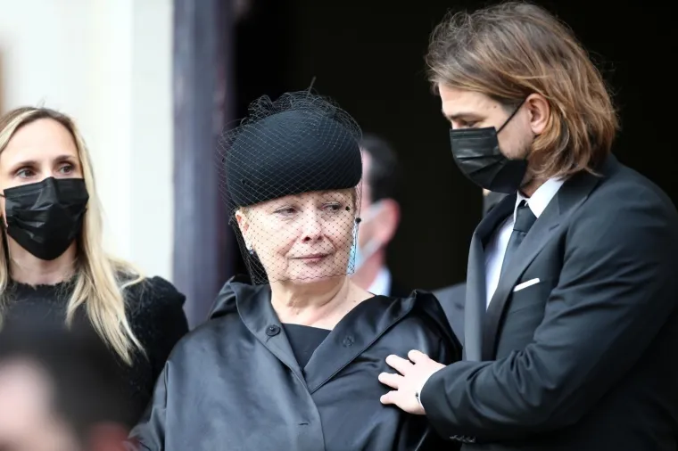 Niko Kranjčar je na komemoraciji pročitao dirljivo pismo, a na ispraćaju je sa suzama u očima gledao prema nebu i tako se oprostio od oca.
Photo: Matija Habljak/PIXSELL