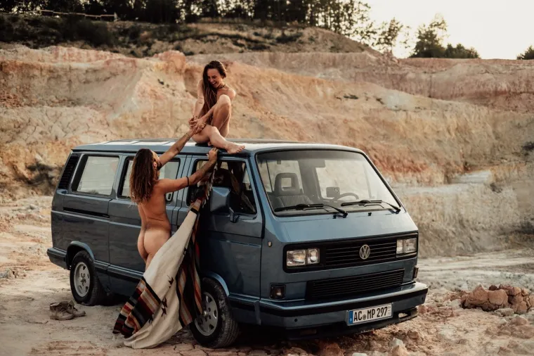 GOLUŽDRAVCI OSVAJAJU INSTAGRAM: Da, potpuno goli putuju svijetom i takvi se slikaju - čak i na kultnim lokacijama