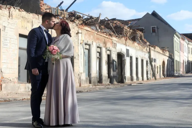 Mlada ljubav vraća nadu u porušenom gradu: Katarina i Marin prvi su par koji se vjenčao u Petrinji nakon razornog potresa