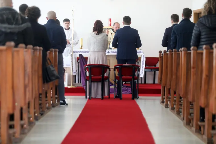 Mlada ljubav vraća nadu u porušenom gradu: Katarina i Marin prvi su par koji se vjenčao u Petrinji nakon razornog potresa