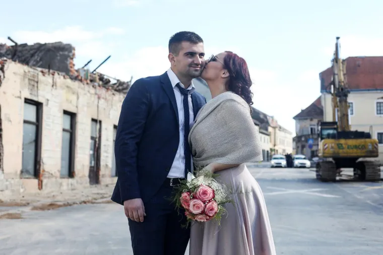 Mlada ljubav vraća nadu u porušenom gradu: Katarina i Marin prvi su par koji se vjenčao u Petrinji nakon razornog potresa