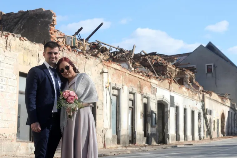 Mlada ljubav vraća nadu u porušenom gradu: Katarina i Marin prvi su par koji se vjenčao u Petrinji nakon razornog potresa