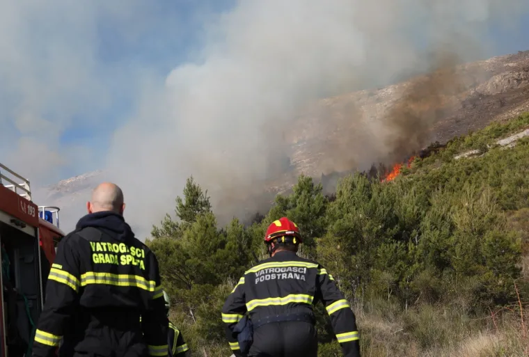 Vatrogasci se bore s vatrom iznad Podstrane