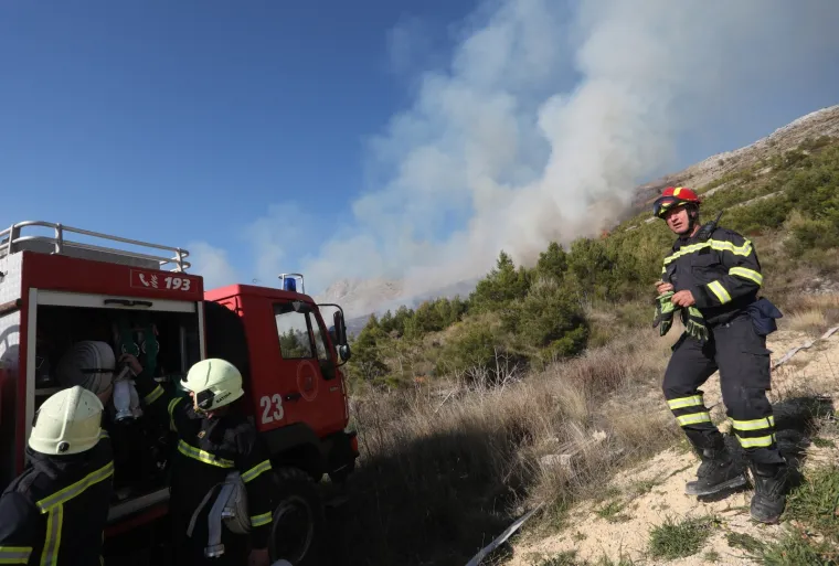 Vatrogasci se bore s vatrom iznad Podstrane