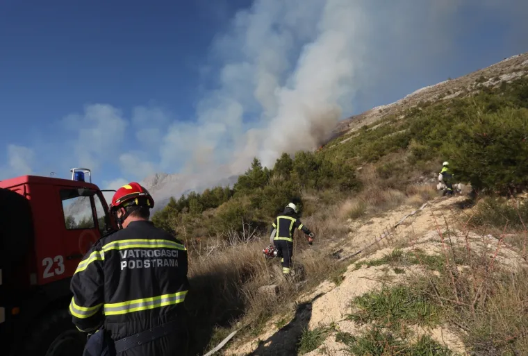 Vatrogasci se bore s vatrom iznad Podstrane