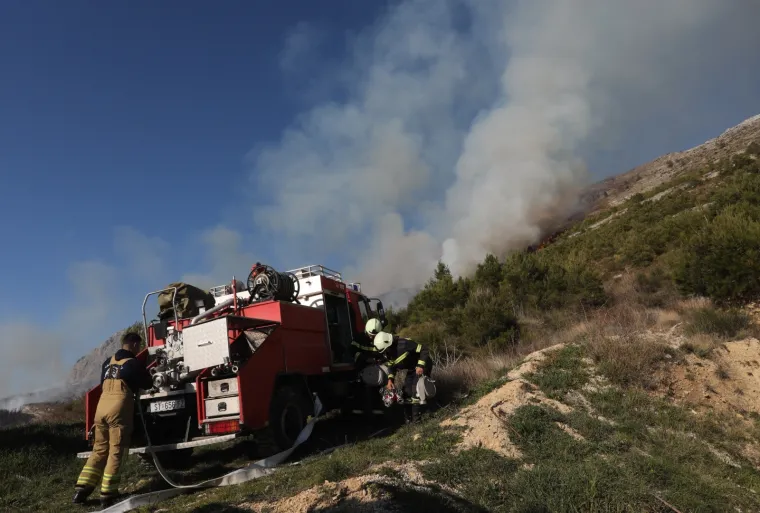 Vatrogasci se bore s vatrom iznad Podstrane