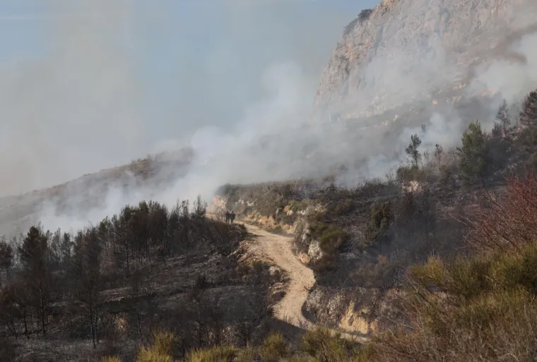 Vatrogasci se bore s vatrom iznad Podstrane