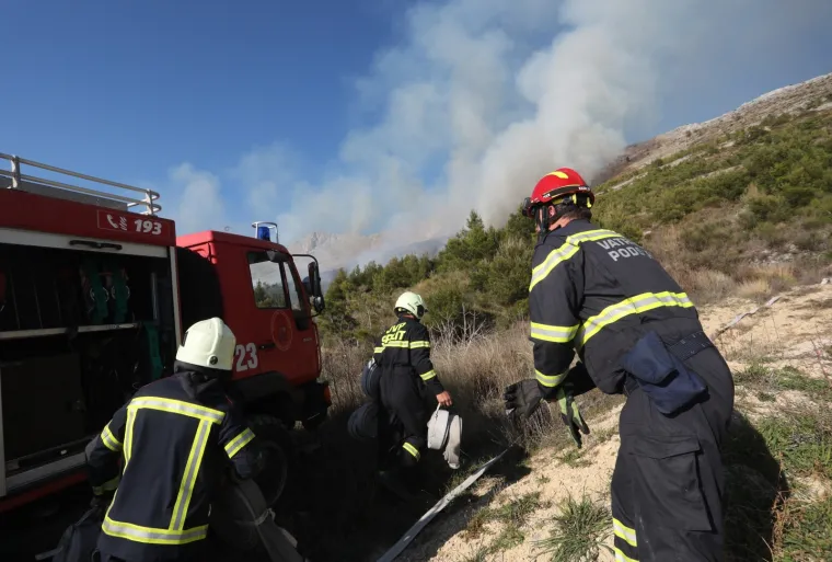 Vatrogasci se bore s vatrom iznad Podstrane