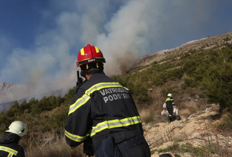Vatrogasci se bore s vatrom iznad Podstrane