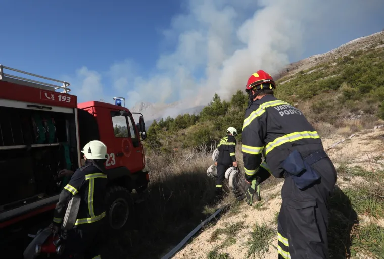 Vatrogasci se bore s vatrom iznad Podstrane