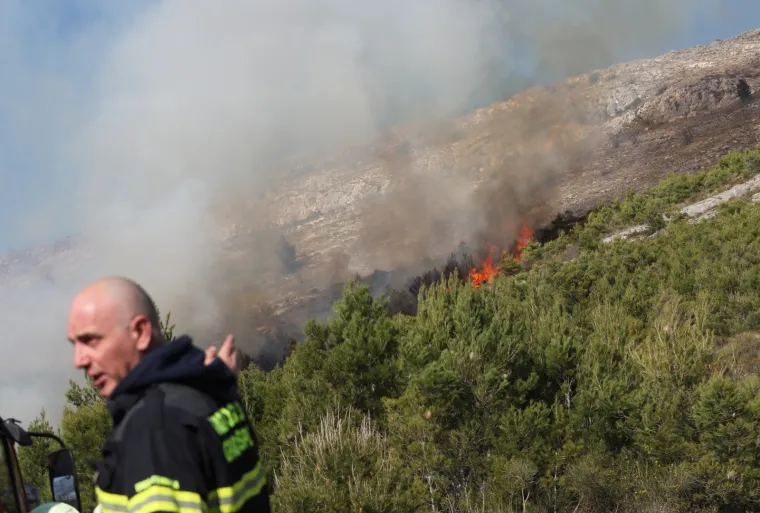Vatrogasci se bore s vatrom iznad Podstrane