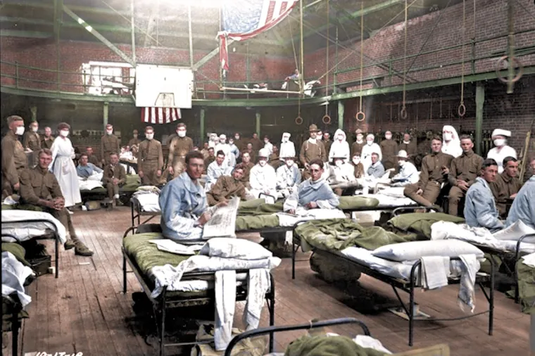 Stara gimnazija ispunjena američkim trupama koje se vraćaju kući iz Prvog svjetskog rata iskorištena je kao hitna bolnica za slučajeva španjolske gripe. Kolorizirane fotografije otkrivaju razmjere tragedije koju je uzrokovala španjolska gripa. Usmrtila je najmanje predeset milijuna ljudi, a studije tvrde da bi koronavirus to mogao i nadmašiti. Uznemirujuće fotografije, snimljene između 1918. i 1920., pokazuju redove pacijenata koji pate od smrtonosnog virusa; hodnike prekrivene bolesnicima i umirućima na punim odjelima; dužnosnike koji oblače odijela i zaštitne maske u očajničkoj želji da se spase od bolesti. 1918. soj influence poznat kao španjolska gripa izazvao je globalnu pandemiju, brzo se šireći i neselektivno ubijajući. Mladi, stari, bolesni i inače zdravi ljudi zarazili su se virusom te je svakog dana značajan broj njih umirao.