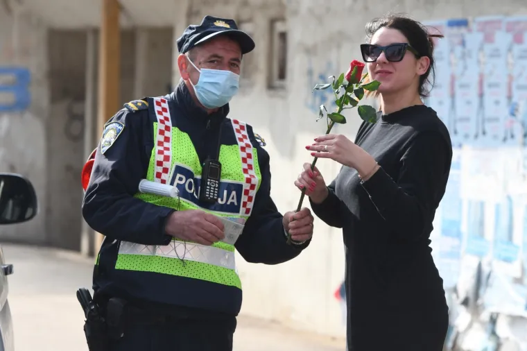 Stanite, evo ruža! Policija zaustavljala žene i priredila im ugodno iznenađenje