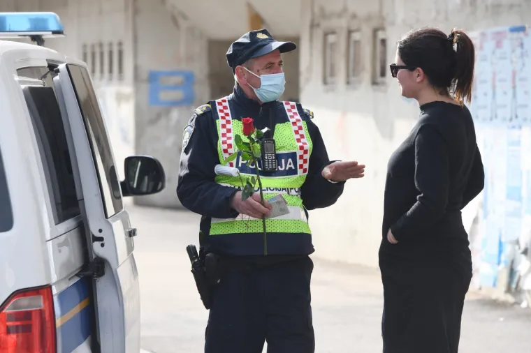 Stanite, evo ruža! Policija zaustavljala žene i priredila im ugodno iznenađenje
