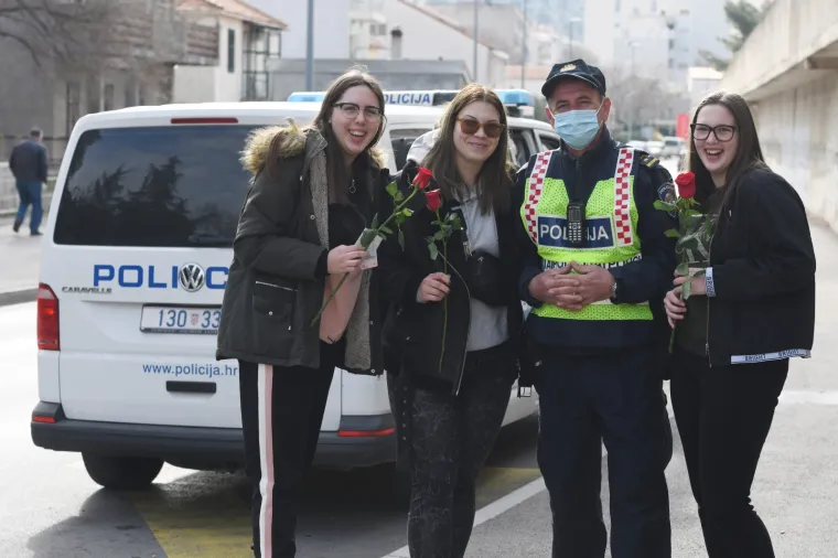Stanite, evo ruža! Policija zaustavljala žene i priredila im ugodno iznenađenje