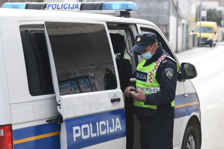 Stanite, evo ruža! Policija zaustavljala žene i priredila im ugodno iznenađenje