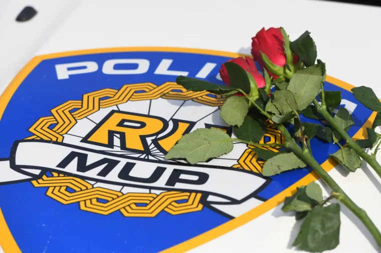 Stanite, evo ruža! Policija zaustavljala žene i priredila im ugodno iznenađenje