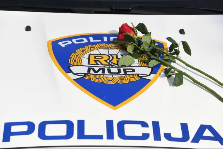 Stanite, evo ruža! Policija zaustavljala žene i priredila im ugodno iznenađenje