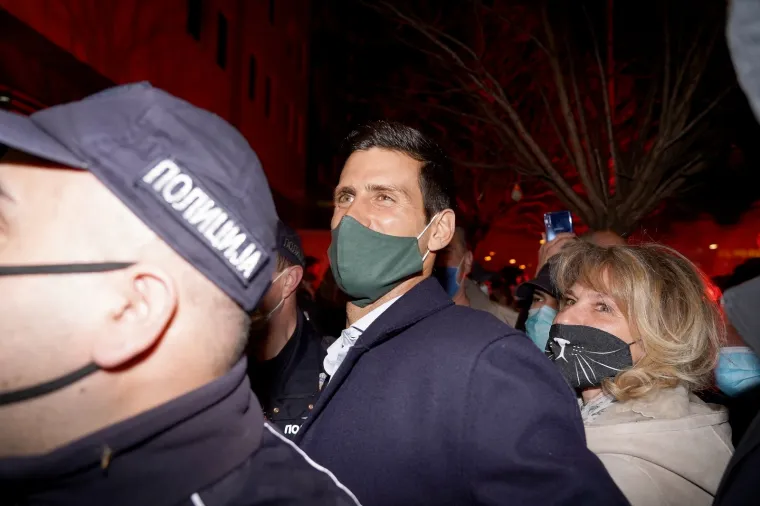 Novak Đoković od ponedjeljka i službeno igrač koji je proveo najvi&scaron;e vremena na vrhu. Srpski je igrač tako započeo svoj 311. tjedan na vrhu. Time je preskočio velikog &Scaron;vicarca Rogera Federera koji je proveo 310 tjedana na prvom mjestu ATP ljestvice. Slijede Amerikanci Pete Sampras (286), Ivan Lendl (270) i Jimmy Connors (268).  Taj je uspjeh u ponedjeljak navečer proslavljen u Beogradu. U njegovu čast projicirani su njegovi najbolji potezi na zgradi Skup&scaron;tine Beograda, a  Đoković je poslije toga slavio u restoranu koji nosu njegovo ime. Tamo se obratio brojnim fanovima koji su ga do&scaron;li pozdraviti unatoč epidemiolo&scaron;kim mjerama.   "Vidim puno djece ovdje i nadam se da ima novih tenisača među vama. Trudim se uživati koliko mogu u ovom trenutku. Gladi i žeđi u meni i dalje ima za tenisom, ali ipak treba proslaviti ovakve dane. Volim vas i jo&scaron; jedno veliko hvala", kazao je Đoković.