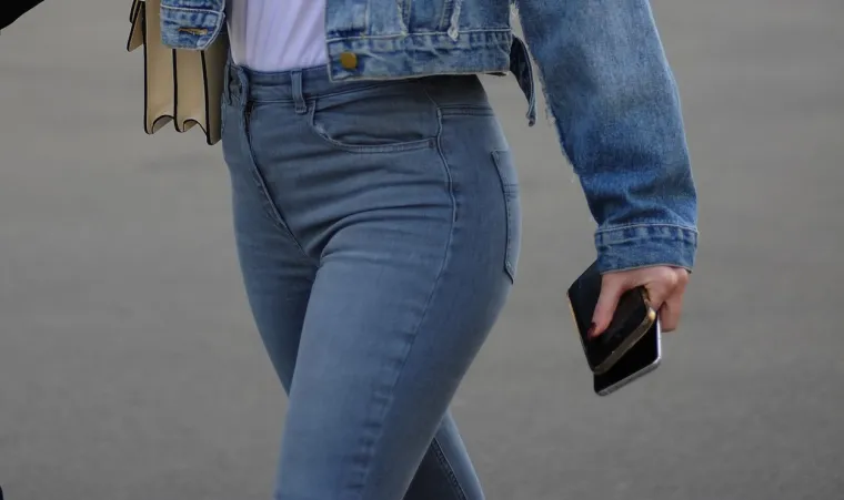 DILETTA ZABLISTALA U RIJETKO VIĐENOM IZDANJU: Lijepa novinarka pro&scaron;etala Milanom, svi su se okretali za njom