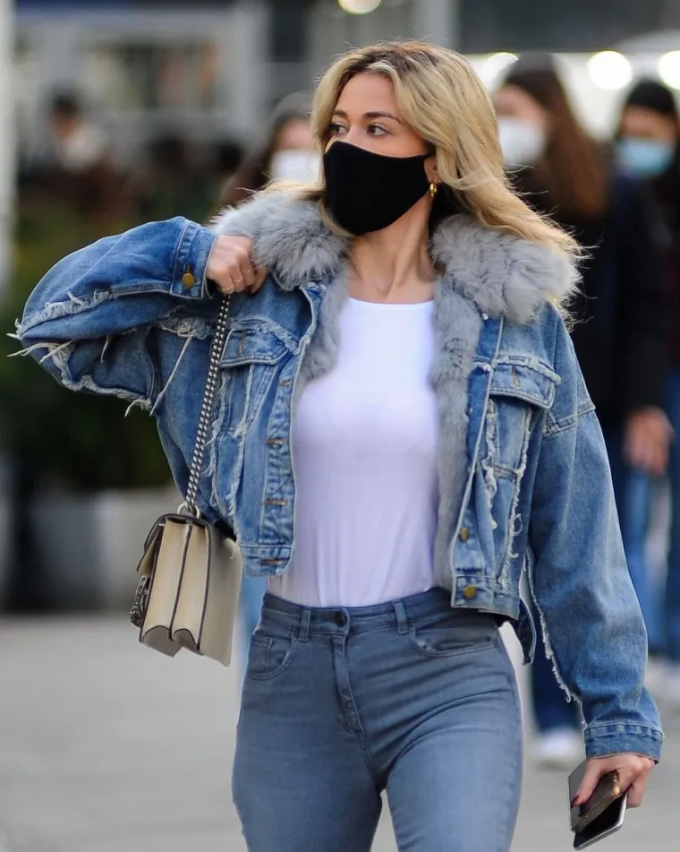 DILETTA ZABLISTALA U RIJETKO VIĐENOM IZDANJU: Lijepa novinarka pro&scaron;etala Milanom, svi su se okretali za njom