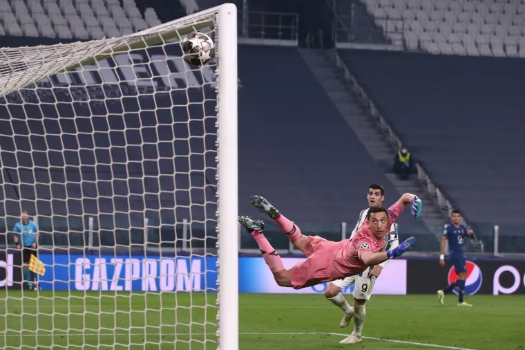 Nogometa&scaron;i Porta izborili su plasman u četvrtfinale Lige prvaka nakon &scaron;to su u uzvratnom dvoboju osmine finala nakon produžetaka izgubili od Juventusa sa 2-3, a kako su u prvom susretu slavili sa 2-1 pro&scaron;li su dalje zbog vi&scaron;e postignutih golova u gostima.  Porto je poveo u 19. minuti golom Sergia Oliveire iz kaznenog udarca, no Juve je u nastavku okrenuo rezultat, a oba gola zabio je Federico Chiesa (49, 63). Kako vi&scaron;e nije bilo golova susret je oti&scaron;ao u produžetke, a trenutak odluke dogodio se u 115. minuti kada je Oliveira zabio svoj drugi gol za 2-2. Samo dvije minute kasnije Adrian Rabiot je vratio Juventus u vodstvo, ali to nije bilo dovoljno.