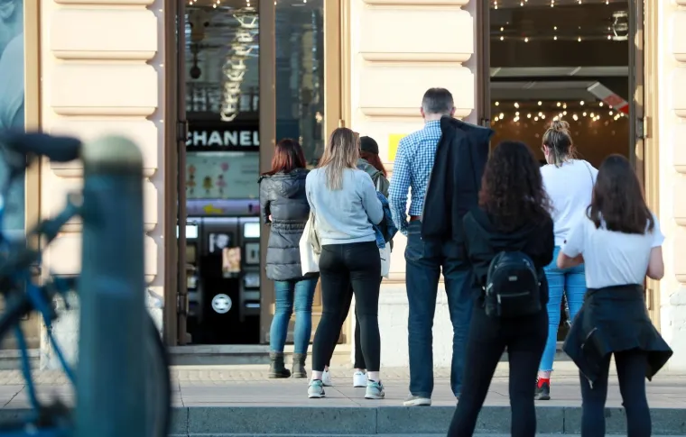 Prije točno godinu dana Bero&scaron; je proglasio epidemiju korone! Prisjetite se kako je tada bilo: Redovi pred trgovinama, prazne police, dezinfekcija...